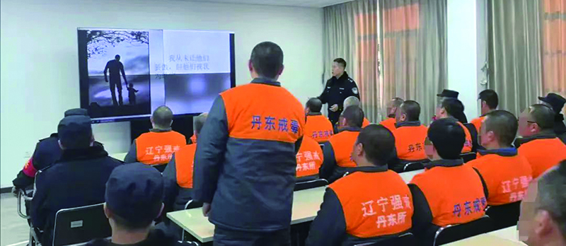 授課警察在課堂上強調(diào)家庭的重要性。