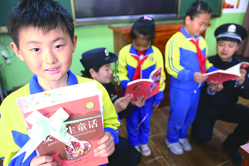 學雷鋒紀念日到來之際，本溪市橋北工業(yè)園分局北臺派出所民警本溪市橋北工業(yè)園分局北臺派出所民警走進校園開展關愛留守兒童活動