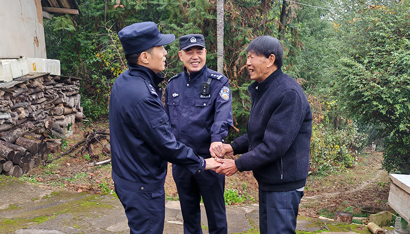 安志（左一）和楊益慰問轄區(qū)孤寡老人。