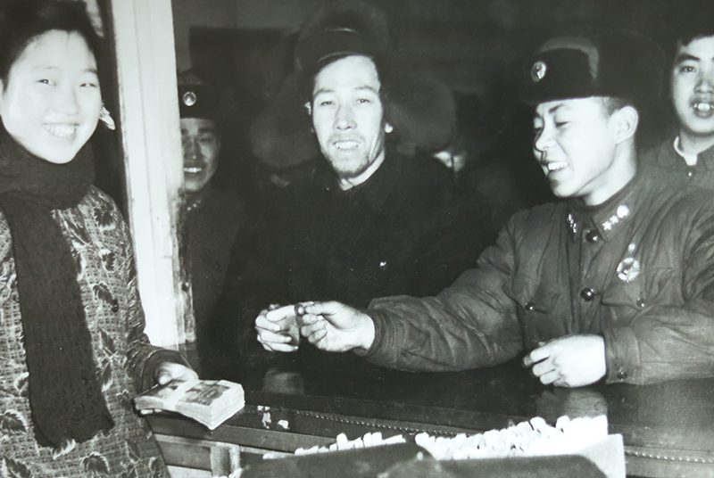 1950年，在梁金英（左一）的見證下，雷鋒（右二）向和平公社捐款100元現(xiàn)金