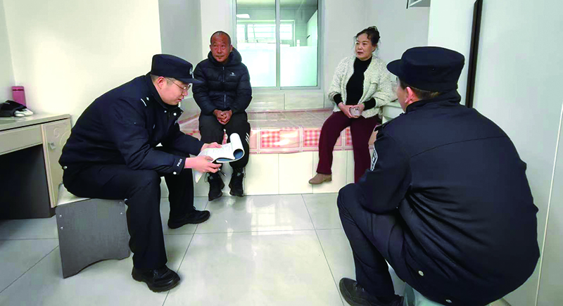 3月11日， 鐵嶺市公安局鐵西分局民警在村民評(píng)理點(diǎn)調(diào)解村民糾紛。