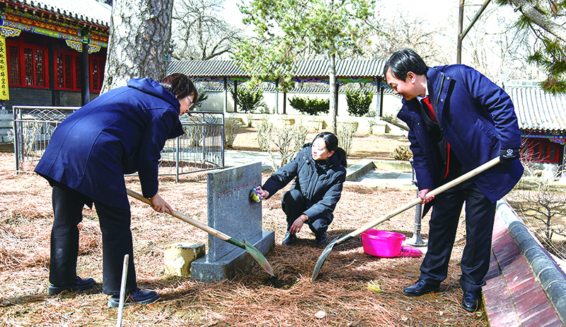 庭長賈宏斌（右一）、副庭長史致鶴（左一）、法官助理李元旬為古樹填土澆水