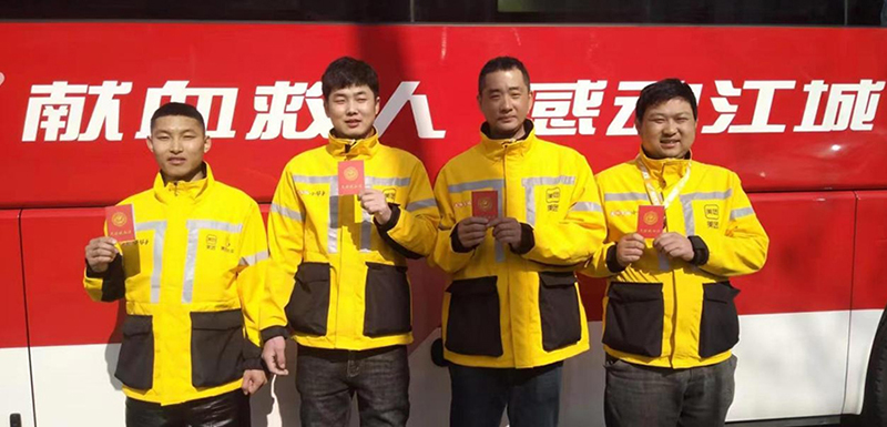 3東港美團(tuán)外賣分公司黨支部參與黨群服務(wù)中心的義務(wù)獻(xiàn)血活動(dòng)