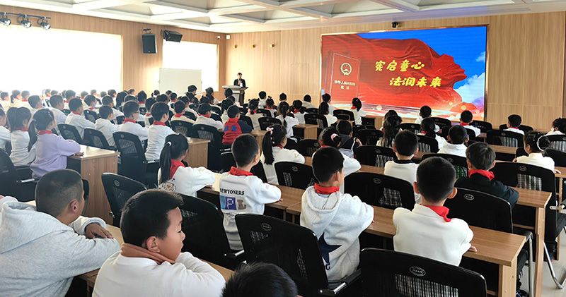 立山法院法官走進(jìn)校園為同學(xué)們帶來(lái)了一場(chǎng)生動(dòng)有趣又意義深刻的憲法課