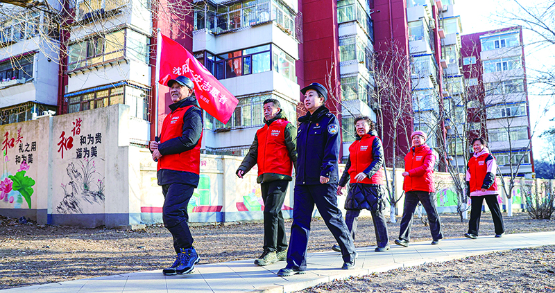 5-社區(qū)民警與志愿者深入轄區(qū)走訪，織密治安防范網絡。
