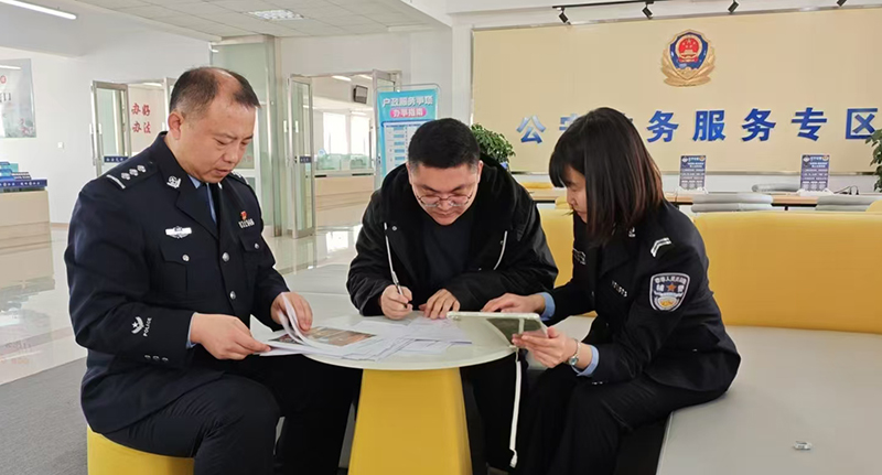 頭題圖：民警程培龍（ 左）、輔警陳佳麗 （右）正在為群眾辦理業(yè)務(wù)