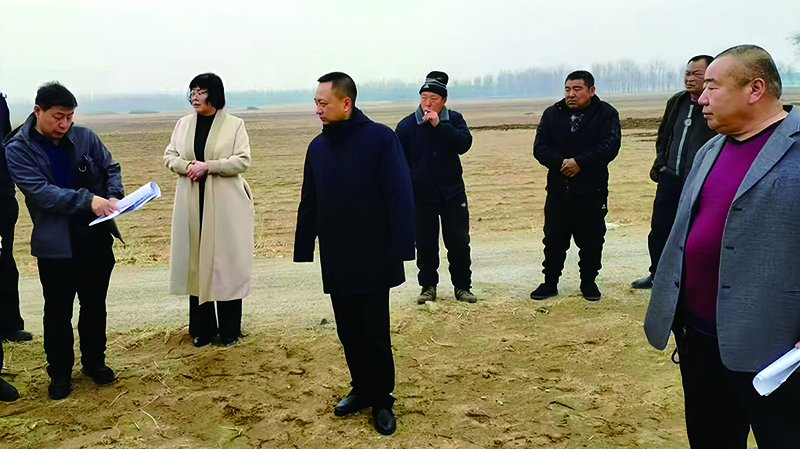 翟星星（中）會同執(zhí)行團(tuán)隊(duì)在調(diào)解中
