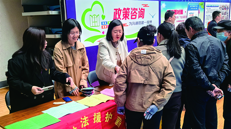法律援助工作人員在春招會現(xiàn)場服務(wù)