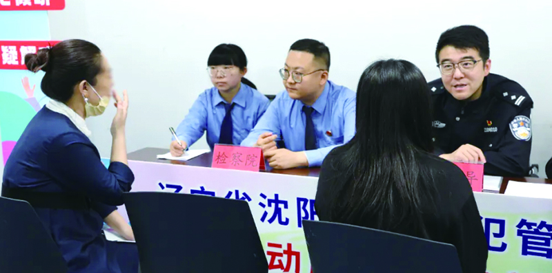 沈陽(yáng)未成年犯管教所民警向未成年犯家屬解答疑惑