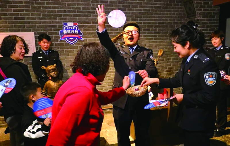 頭題圖，在“反詐知識一籮筐”環(huán)節(jié)，反詐民警手提柳條土籃發(fā)起反詐問答挑戰(zhàn)。