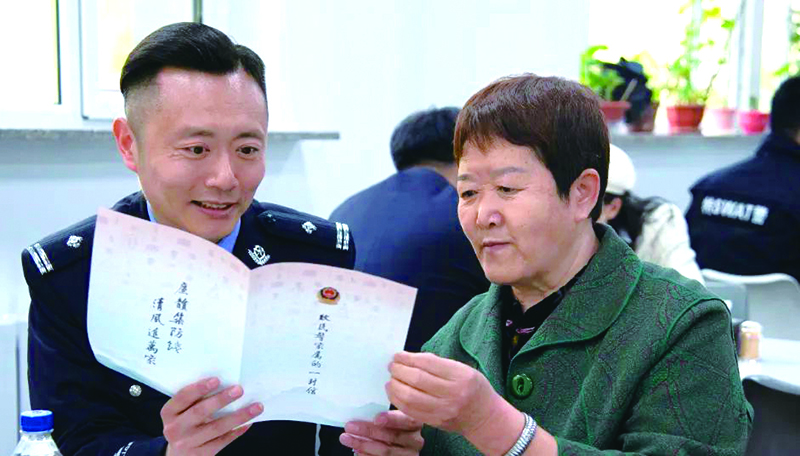 二題圖，監(jiān)獄向民警和家屬發(fā)放了《致民警家屬的一封信》