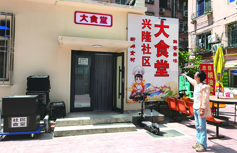 楊軼達(dá)給記者講創(chuàng)建大食堂的故事。