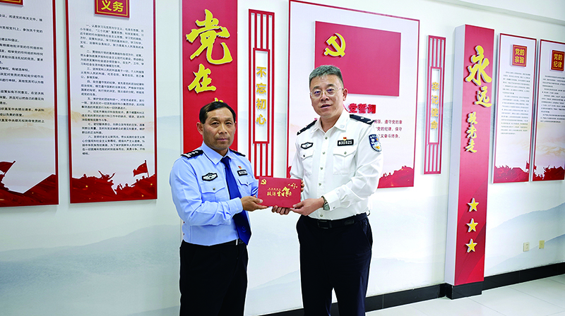 頭題圖，韓明（左）收到“”政治生日卡”