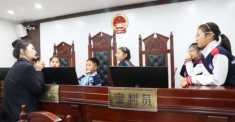 遼河人民法院開展法院開放日活動，圖為干警講解法槌的含義  攝影：王?，? style=
