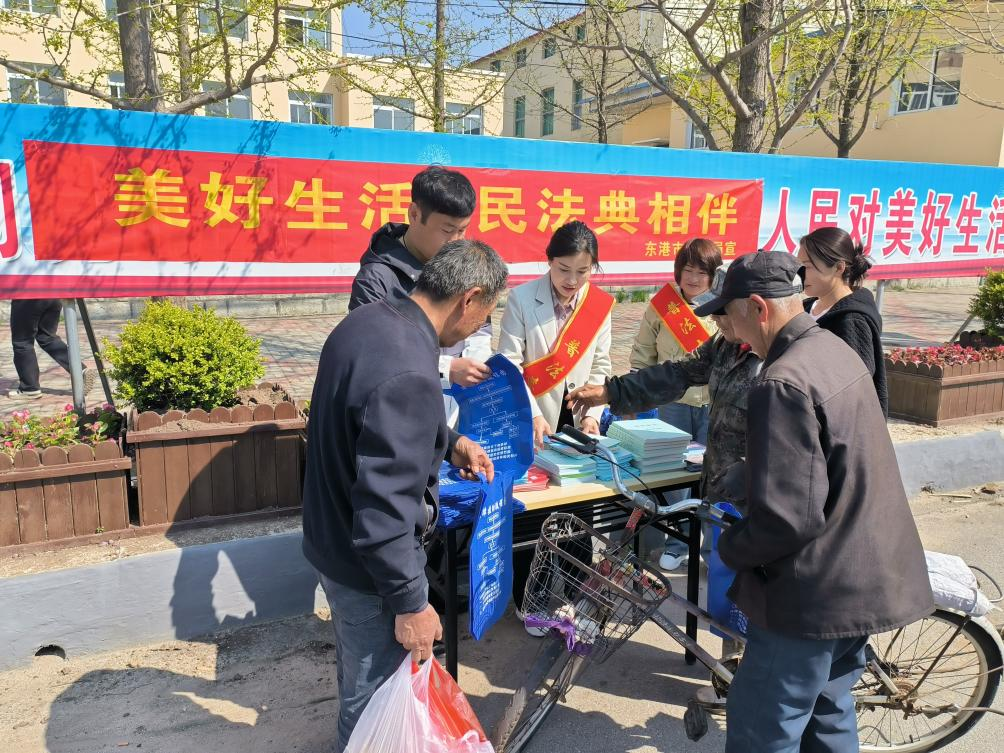二題圖，普法現(xiàn)場
