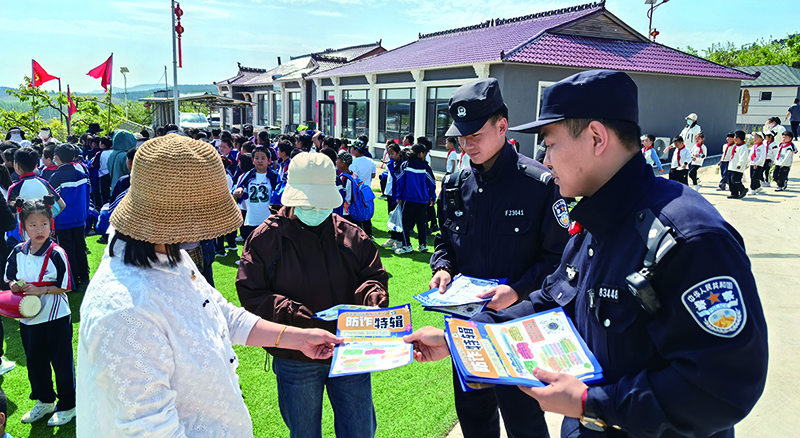 二題圖，民警在校園普法