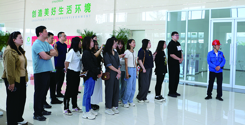 葫蘆島市生態(tài)環(huán)境局組織葫蘆島市委黨校第十八期非黨中青班的學(xué)員，走進環(huán)保有限公司，近距離了解企業(yè)環(huán)保工作運行機制。