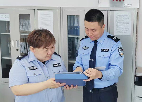 頭題圖，沈河區(qū)司法局北站司法所工作人員落實安置幫教對象一人一檔工作。本報記者孟浩 攝